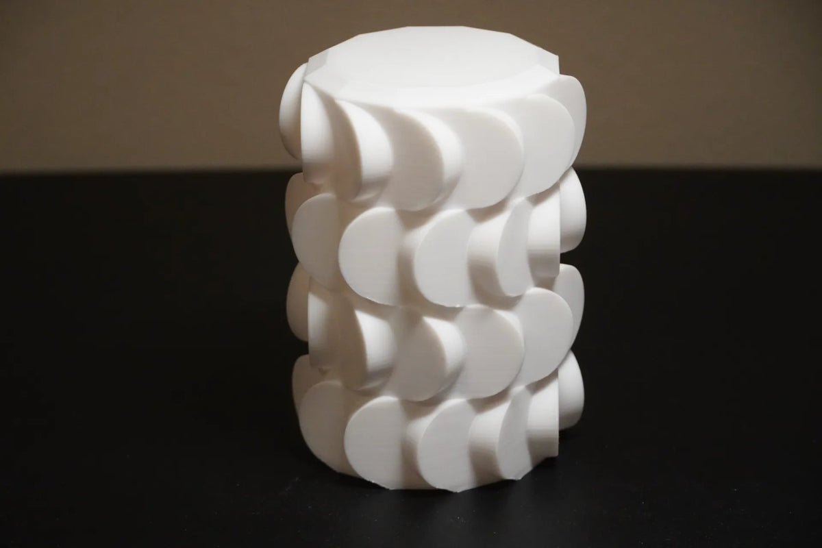 Detalle de textura fluida impresa en 3D de la Lámpara Waves, luz cálida ambiental – Prinx.