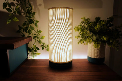 Lámpara Aurora 3D encendida sobre mesa de madera, diseño japonés minimalista – Prinx.