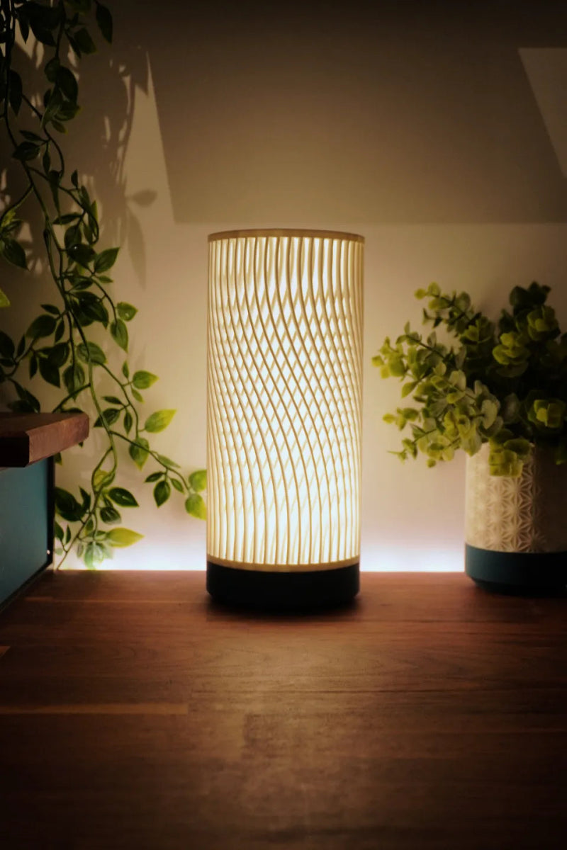Detalle de la Lámpara Aurora 3D mostrando textura impresa y luz cálida – Prinx.