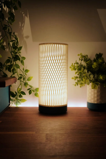 Detalle de la Lámpara Aurora 3D mostrando textura impresa y luz cálida – Prinx.