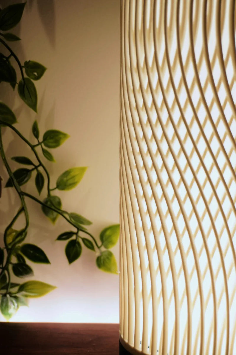 Lámpara Aurora 3D encendida sobre mesa de madera, diseño japonés minimalista – Prinx.