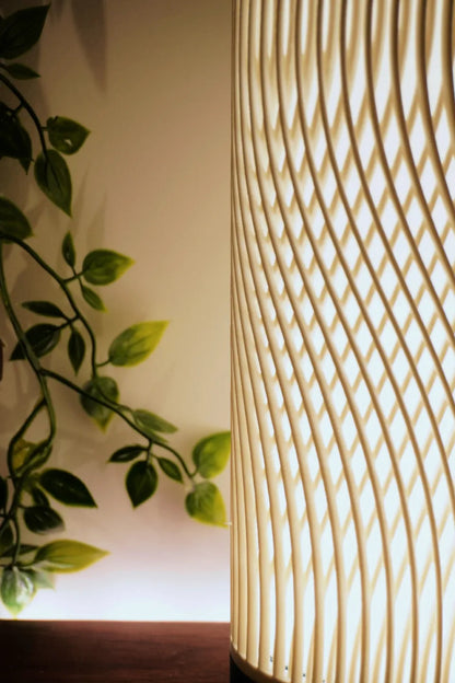 Lámpara Aurora 3D encendida sobre mesa de madera, diseño japonés minimalista – Prinx.