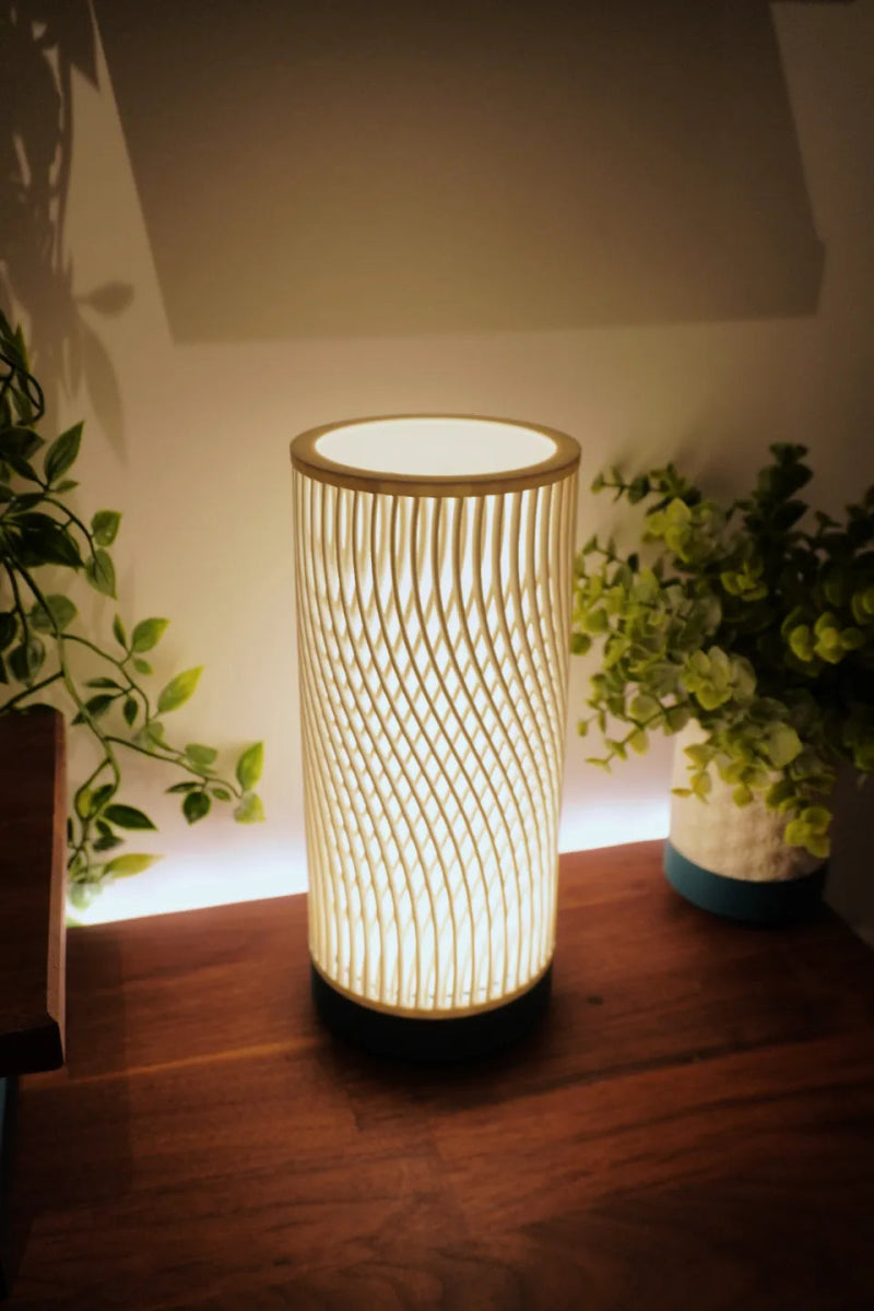 Detalle de la Lámpara Aurora 3D mostrando textura impresa y luz cálida – Prinx.