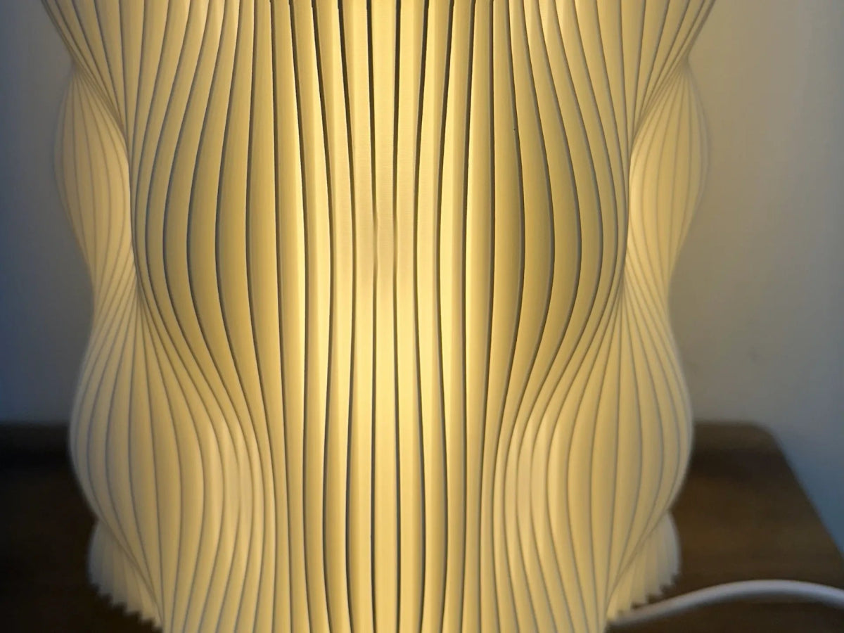 Lámpara Elegance 3D encendida sobre mesa auxiliar, diseño geométrico minimalista – Prinx.

Detalle de la Lámpara Elegance 3D con acabado mate y luz cálida ambiental – Prinx.