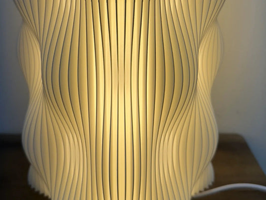 Lámpara Elegance 3D encendida sobre mesa auxiliar, diseño geométrico minimalista – Prinx.

Detalle de la Lámpara Elegance 3D con acabado mate y luz cálida ambiental – Prinx.