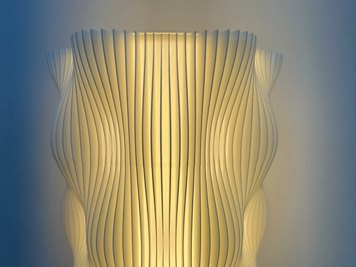 Lámpara Elegance 3D encendida sobre mesa auxiliar, diseño geométrico minimalista – Prinx.

Detalle de la Lámpara Elegance 3D con acabado mate y luz cálida ambiental – Prinx.