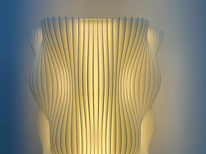 Lámpara Elegance 3D encendida sobre mesa auxiliar, diseño geométrico minimalista – Prinx.

Detalle de la Lámpara Elegance 3D con acabado mate y luz cálida ambiental – Prinx.