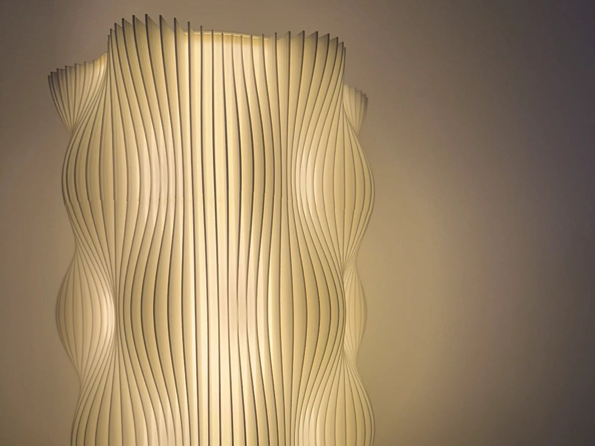 Lámpara Elegance 3D encendida sobre mesa auxiliar, diseño geométrico minimalista – Prinx.

Detalle de la Lámpara Elegance 3D con acabado mate y luz cálida ambiental – Prinx.