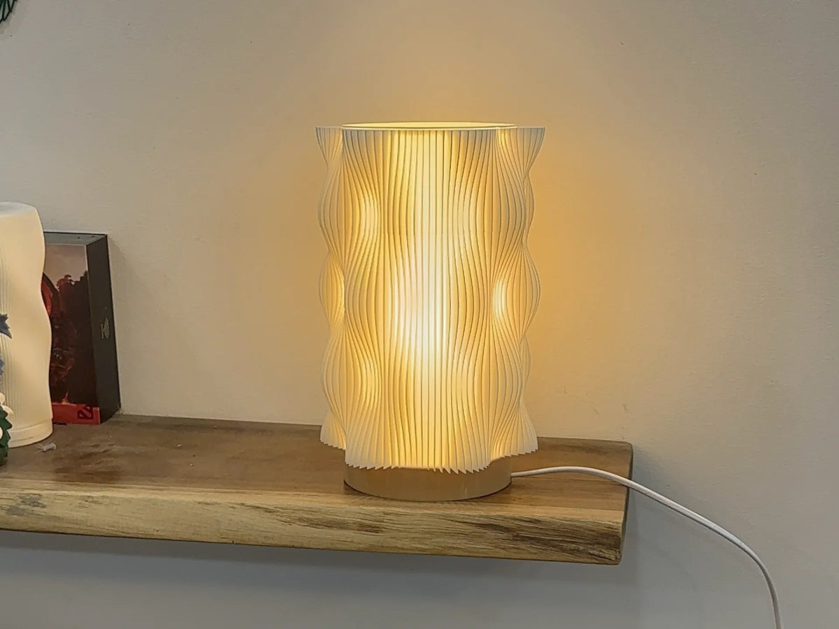 Lámpara Elegance 3D encendida sobre mesa auxiliar, diseño geométrico minimalista – Prinx.

Detalle de la Lámpara Elegance 3D con acabado mate y luz cálida ambiental – Prinx.