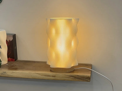 Lámpara Elegance 3D encendida sobre mesa auxiliar, diseño geométrico minimalista – Prinx.

Detalle de la Lámpara Elegance 3D con acabado mate y luz cálida ambiental – Prinx.