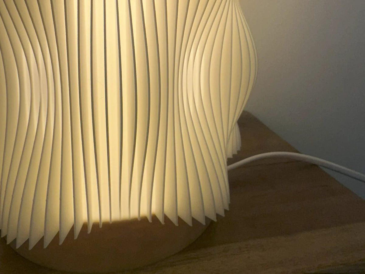 Lámpara Elegance 3D encendida sobre mesa auxiliar, diseño geométrico minimalista – Prinx.

Detalle de la Lámpara Elegance 3D con acabado mate y luz cálida ambiental – Prinx.