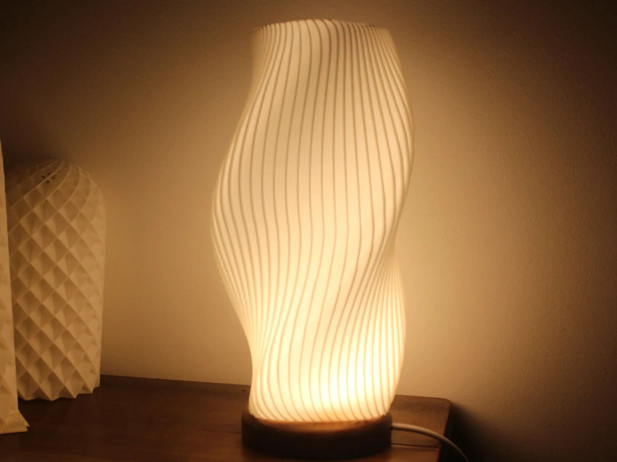 Lámpara Fluid 3D encendida, diseño ondulado moderno con luz ambiental – Prinx.