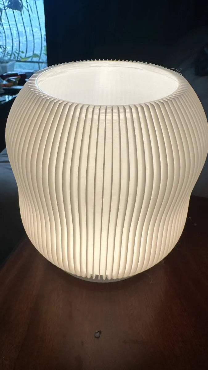 Lámpara Lani 3D encendida, diseño redondeado con textura acanalada y luz cálida – Prinx.