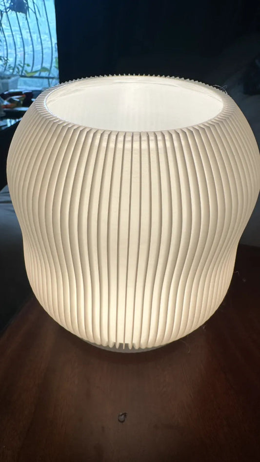 Lámpara Lani 3D encendida, diseño redondeado con textura acanalada y luz cálida – Prinx.