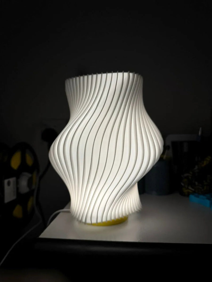 Lámpara Moon 3D encendida, diseño ondulado futurista con luz cálida – Prinx.