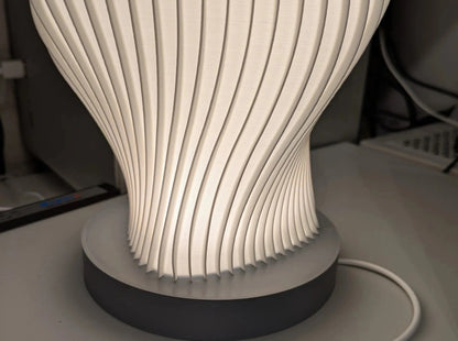 Detalle de la Lámpara Moon 3D, textura fluida impresa en 3D y acabado elegante – Prinx.