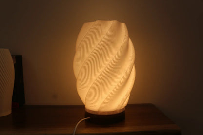 Lámpara Tori 3D encendida, diseño curvo con textura orgánica y luz cálida – Prinx.