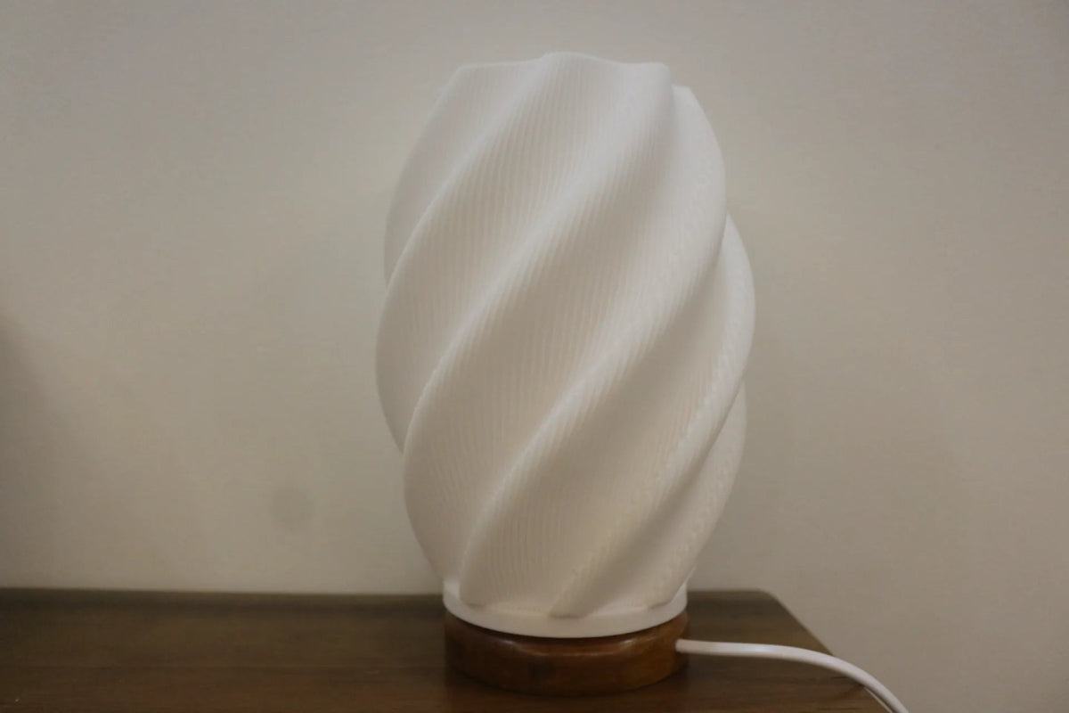 Detalle de la Lámpara Tori 3D, fabricada en impresión 3D con curvas suaves y acabado elegante – Prinx.