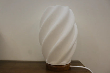 Detalle de la Lámpara Tori 3D, fabricada en impresión 3D con curvas suaves y acabado elegante – Prinx.