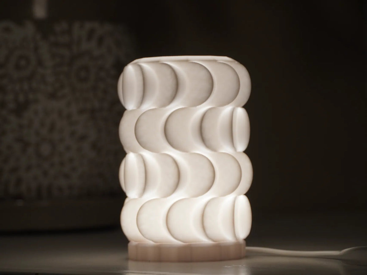 Lámpara Waves 3D encendida, diseño ondulado inspirado en las olas del mar – Prinx.