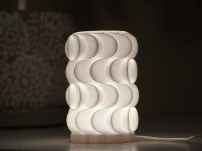 Lámpara Waves 3D encendida, diseño ondulado inspirado en las olas del mar – Prinx.