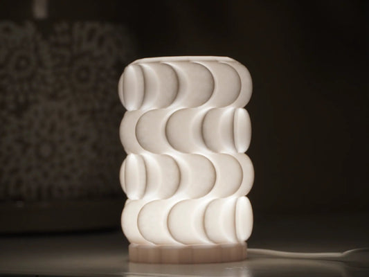 Lámpara Waves 3D encendida, diseño ondulado inspirado en las olas del mar – Prinx.